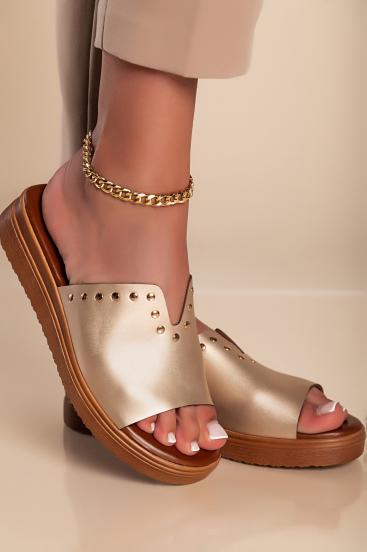 Sandales ar dekoratīvām kniedēm, zelta krāsā