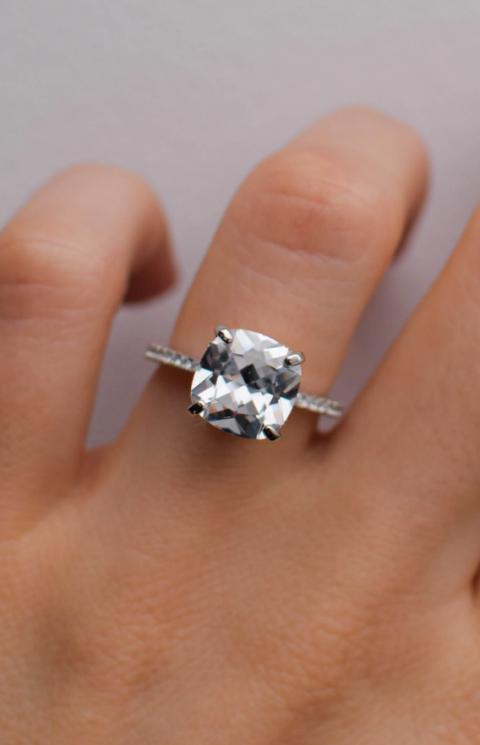 Sudraba gredzens ar dekoratīviem dimantiņiem, sudraba krāsā